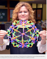 Karen Bax, professeure et directrice du Mary J. Wright Research and Education Centre à Merrymoung, tient une balle rétractable réalisée à partir de sa plus récente étude sur l’enseignement de la pleine conscience aux enfants et aux adultes. 